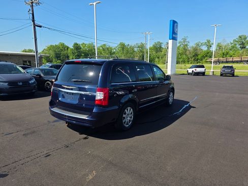 Used 2014 Chrysler Town & Country Touring FWD image 3