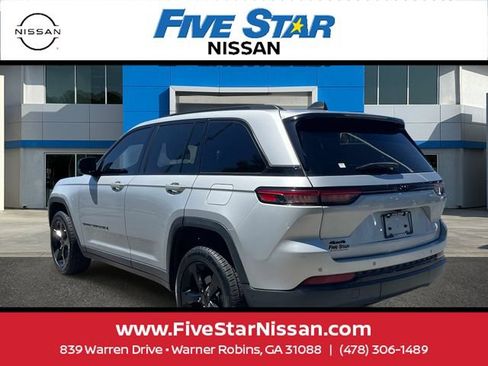Used 2022 Jeep Grand Cherokee Altitude AWD/4WD image 4