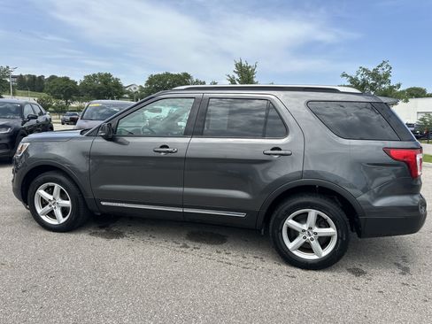 Used 2017 Ford Explorer XLT w/ Equipment Group 202A AWD/4WD image 5