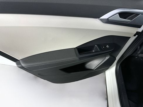 Used 2025 Volkswagen Taos SE image 25