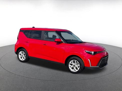 Used 2025 Kia Soul LX w/ LX Technology Package FWD image 2
