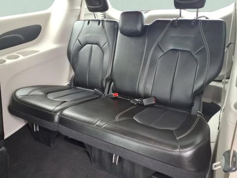 Used 2024 Chrysler Pacifica Touring-L FWD image 22