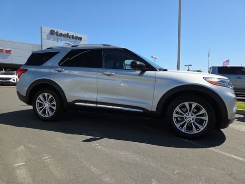 Used 2023 Ford Explorer Limited image 3