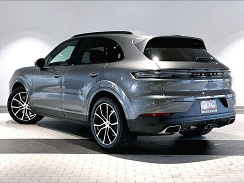 Used 2025 Porsche Cayenne image 3