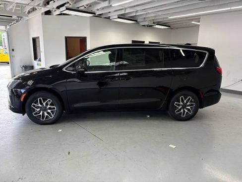 New 2027 Chrysler Pacifica Limited AWD/4WD image 4