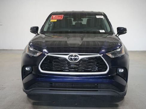 Used 2023 Toyota Highlander LE FWD image 2