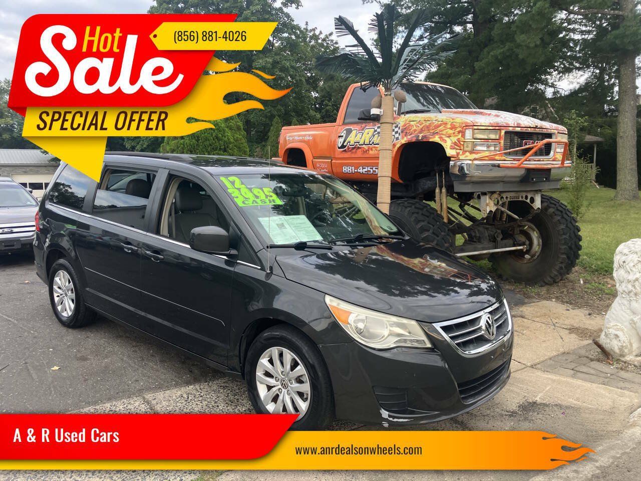 Used 2012 Volkswagen Routan SE FWD image 1
