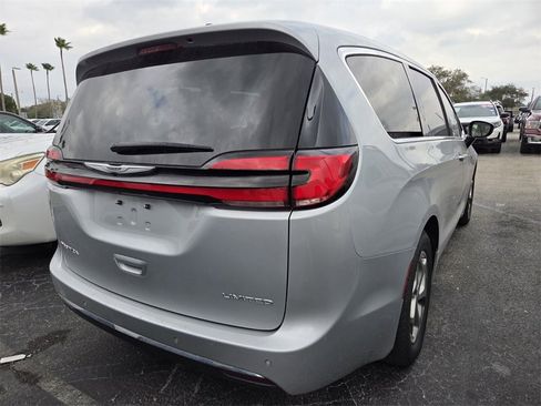 Used 2024 Chrysler Pacifica Limited image 5