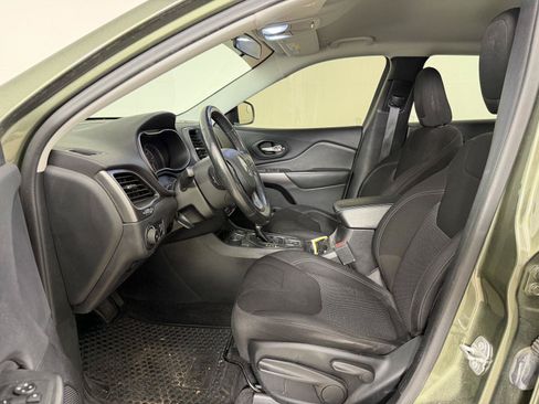 Used 2019 Jeep Cherokee Latitude w/ Cold Weather Group AWD/4WD image 2