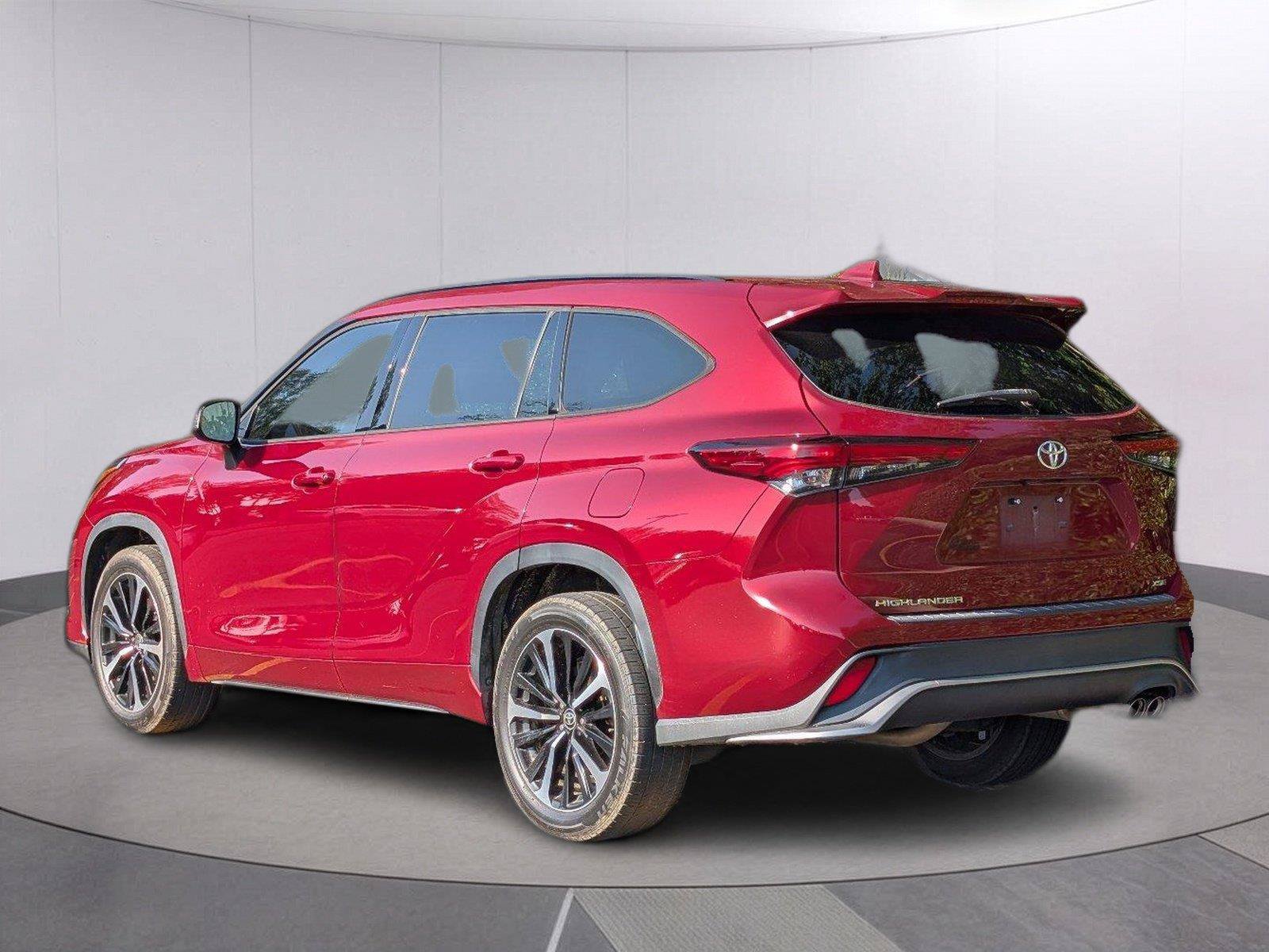Used 2022 Toyota Highlander XSE FWD image 3