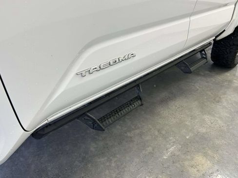 Certified 2025 Toyota Tacoma SR5 AWD/4WD image 9