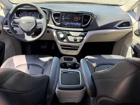 Used 2023 Chrysler Pacifica Touring-L FWD image 20