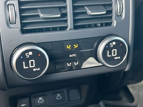 Used 2025 Land Rover Discovery Dynamic SE image 23