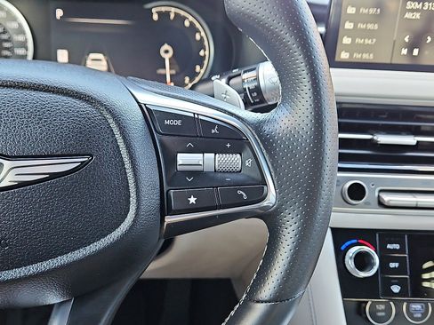 Used 2025 Genesis G70 2.5T image 17