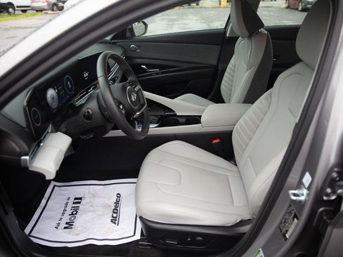 Used 2025 Hyundai Elantra Limited image 21