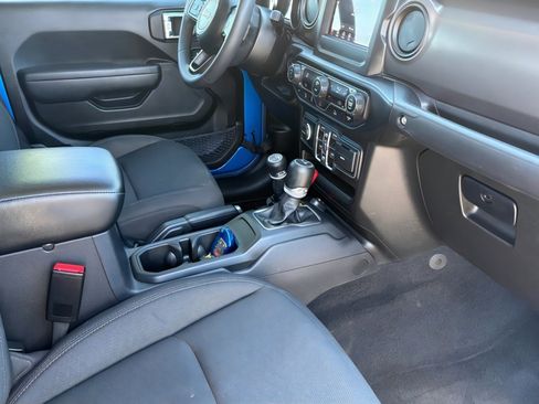 Used 2023 Jeep Gladiator Sport image 12