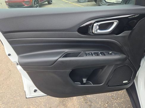 Certified 2025 Jeep Compass Latitude w/ Sun & Sound Group image 18