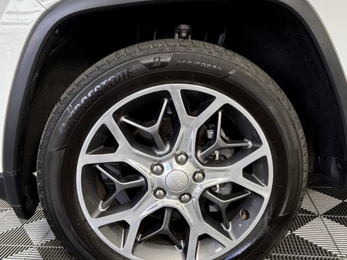 Used 2019 Jeep Grand Cherokee Limited image 10