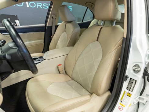 Used 2018 Toyota Camry XLE FWD image 11