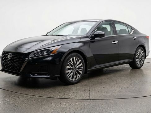 Used 2025 Nissan Altima 2.5 SV FWD image 3