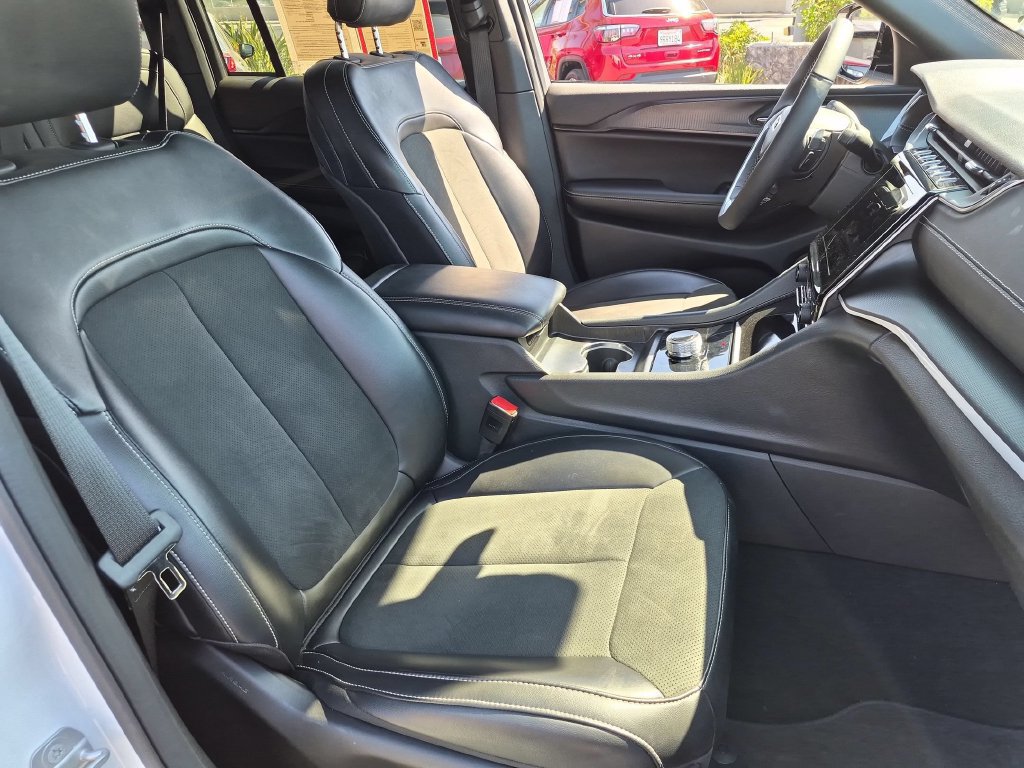 Used 2025 Jeep Grand Cherokee Altitude AWD/4WD image 31