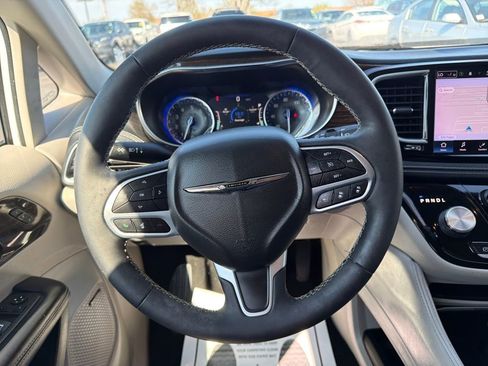 Used 2022 Chrysler Pacifica Limited AWD/4WD image 34
