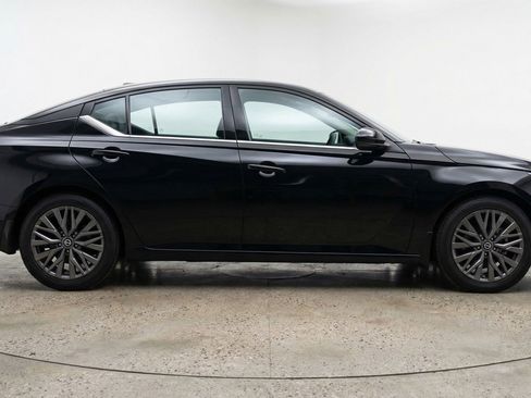 Used 2025 Nissan Altima 2.5 SV image 11