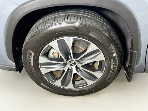 Used 2024 Toyota Highlander XLE AWD/4WD image 11