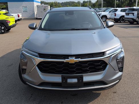 Used 2025 Chevrolet Trax LT FWD image 12