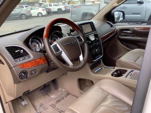 Used 2012 Chrysler Town & Country Limited image 29