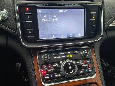 Used 2020 Lincoln Continental Standard 4dr Sedan image 30