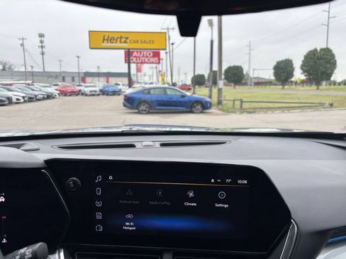 Used 2025 Chevrolet Trax LT FWD image 17
