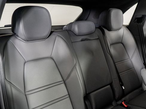 Used 2022 Porsche Cayenne S image 32