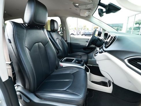 Used 2024 Chrysler Pacifica Touring-L FWD image 28