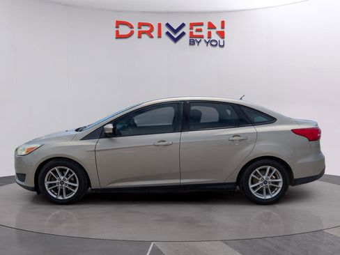 Used 2016 Ford Focus SE image 2