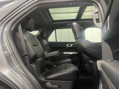Used 2022 Ford Explorer XLT w/ Equipment Group 202A AWD/4WD image 15