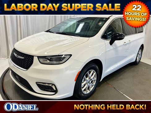 Used 2025 Chrysler Pacifica Select FWD image 26