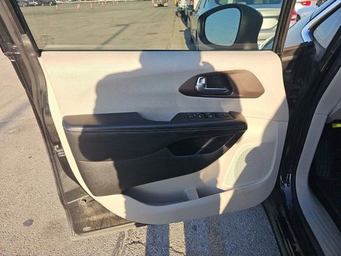 Used 2021 Chrysler Voyager Lxi image 14