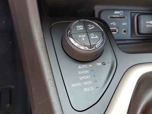 Used 2016 Jeep Cherokee Trailhawk w/ Comfort/Convenience Group AWD/4WD image 27