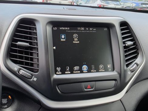 Used 2018 Jeep Cherokee Latitude Plus w/ Comfort/Convenience Group FWD image 19