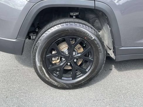 Certified 2025 Jeep Grand Cherokee Altitude AWD/4WD image 8