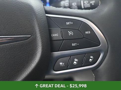 Used 2024 Chrysler Pacifica Touring-L image 41