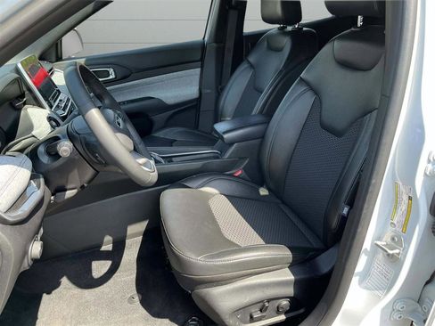 Used 2025 Jeep Compass Latitude w/ Sun & Sound Group image 16