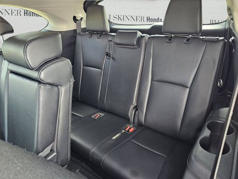 Used 2023 Toyota Highlander XLE FWD image 36
