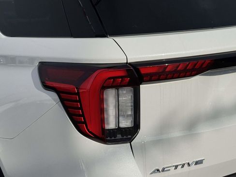 Used 2025 Ford Explorer Active image 9