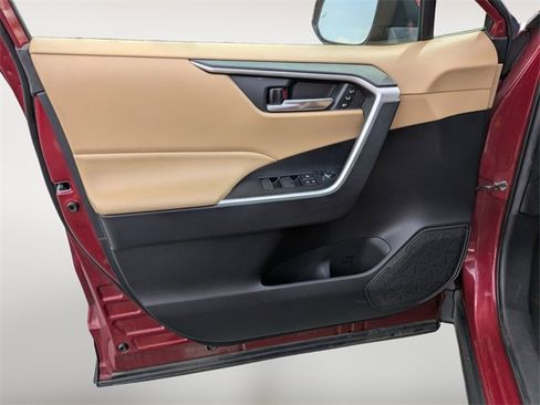 Used 2021 Toyota RAV4 XLE Premium image 13