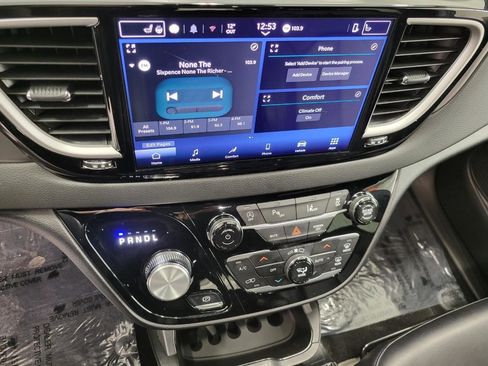 Used 2025 Chrysler Pacifica Select image 9