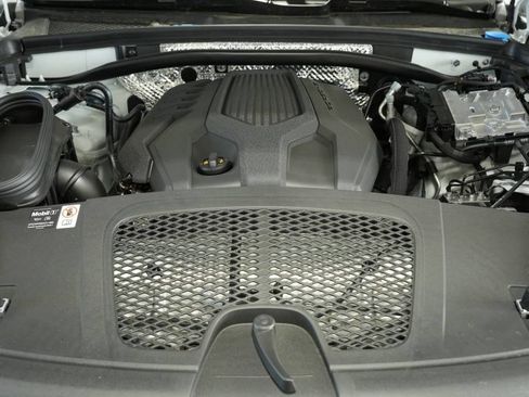 New 2025 Porsche Macan image 30