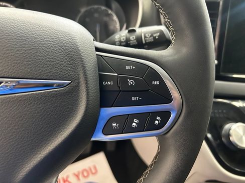 Used 2024 Chrysler Pacifica Touring-L FWD image 25