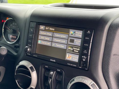 Used 2016 Jeep Wrangler Unlimited Rubicon image 32